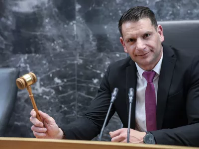 Novi predsednik DZ Zoran Stevanović, Resnica- 10.04.2026 - ustanovna seja novega sklica DZ, ki jo je sklicala predsednica republike Nata&scaron;a Pirc Musar; seja se je začela z imenovanjem predsednika in podpredsednika mandatno-volilne komisije, sledila je prekinitev, pol ure po prekinitvi pa se je začela seja mandatno-volilne komisije DZ za pripravo druge točke dnevnega reda; v nadaljevanju seje DZ so potrjevali mandate poslancem in volili predsednika DZ//FOTO: Jaka Gasar