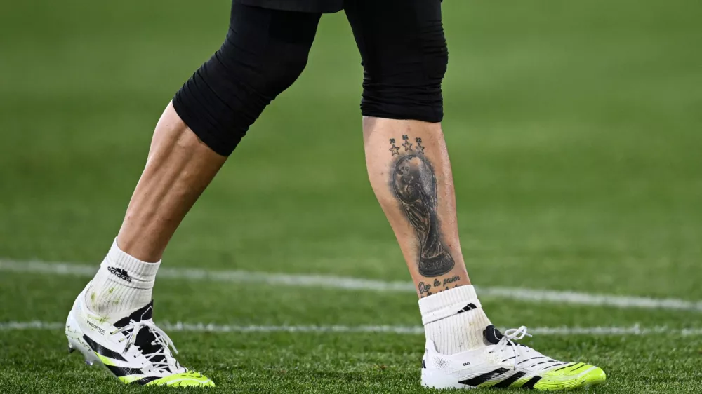 Soccer Football - UEFA Europa League - Quarter Final - First Leg - Bologna v Aston Villa - Stadio Renato Dall'Ara, Bologna, Italy - April 9, 2026 A tattoo of the world cup trophy on the leg of Aston Villa's Emiliano Martinez is seen during the warm up before the match REUTERS/Jennifer Lorenzini