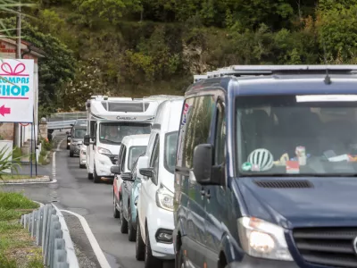 - kolona na meji- mejni prehod Dragonja - slovensko-hrva&scaron;ka meja- policija izvaja selektivni nadzor za vse, ki vstapojo iz Hrva&scaron;ke. - 2110.2023 &ndash; ponovni začasni nadzor na mejnih prehodih - uvedba deset dnevnega nadzora na mejah s Hrva&scaron;ko in Madžarsko - 12 kontrolnih točk na hrva&scaron;ki in dve na madžarski meji - //FOTO: Bojan Velikonja