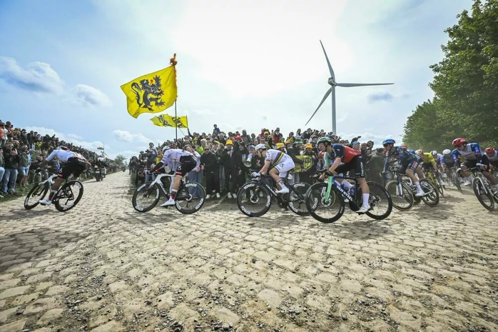 Tadej Pogačar je izjemno suvereno prevozil prve tlakovane odseke na dirki. Foto: A.S.O.