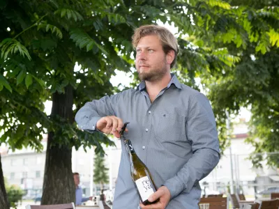 Edvard Reya: Tujina ni več obljubljena dežela, če se tako izrazim. Če vina prodaja&scaron; v tujino, mora&scaron; imeti zadostne količine. Nekaj kartonov se ne splača voziti v tujino. F osebni arhiv