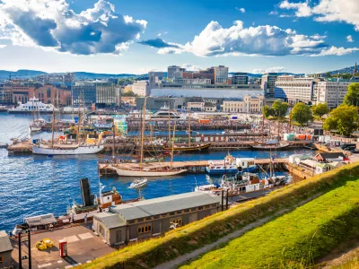 Scenic harbor of Oslo in Aker Brygge view from the hill, capital city of Norway / Foto: Xbrchx