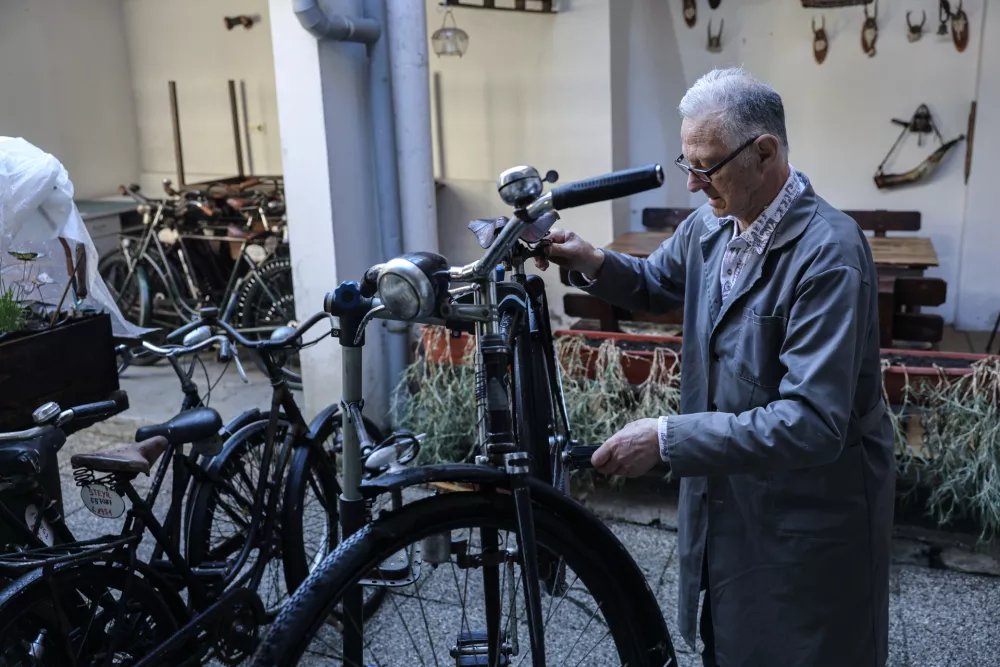 - 11.04.2026 - Jožef Baronik - obnavlja stara kolesa//FOTO: Jaka Gasar