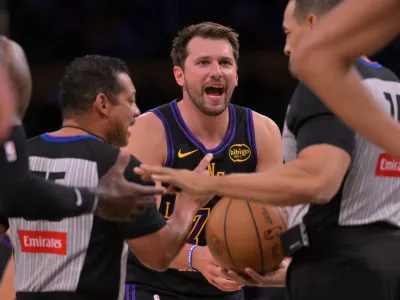 Mar 31, 2026; Los Angeles, California, USA; Los Angeles Lakers guard Luka Doncic (77) argues a foul call in the first half against the Cleveland Cavaliers at Crypto.com Arena. Mandatory Credit: Jayne Kamin-Oncea-Imagn Images / Foto: Jayne Kamin-oncea