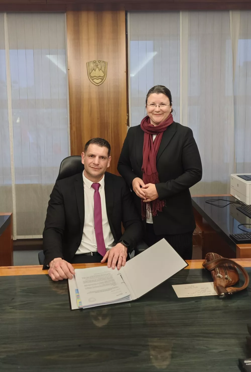 Katja Kokot poslanka Resni.ce in Zoran Stevanović, novi predsednik Državnega zbora. Poznavalci mode trdijo, da je Stevanovič tudi s torbico za okoli pasu (na sliki desno), dokazal, da se ru&scaron;ijo tabuji in prihajajo novi časi. 