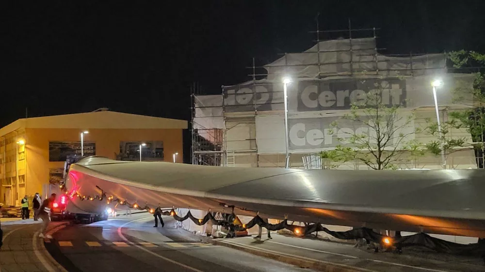 Prevoz elise iz Luke Koper proti Avstriji.