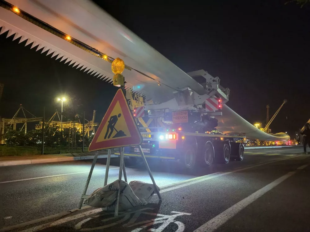 Prevoz elise iz Luke Koper proti Avstriji.