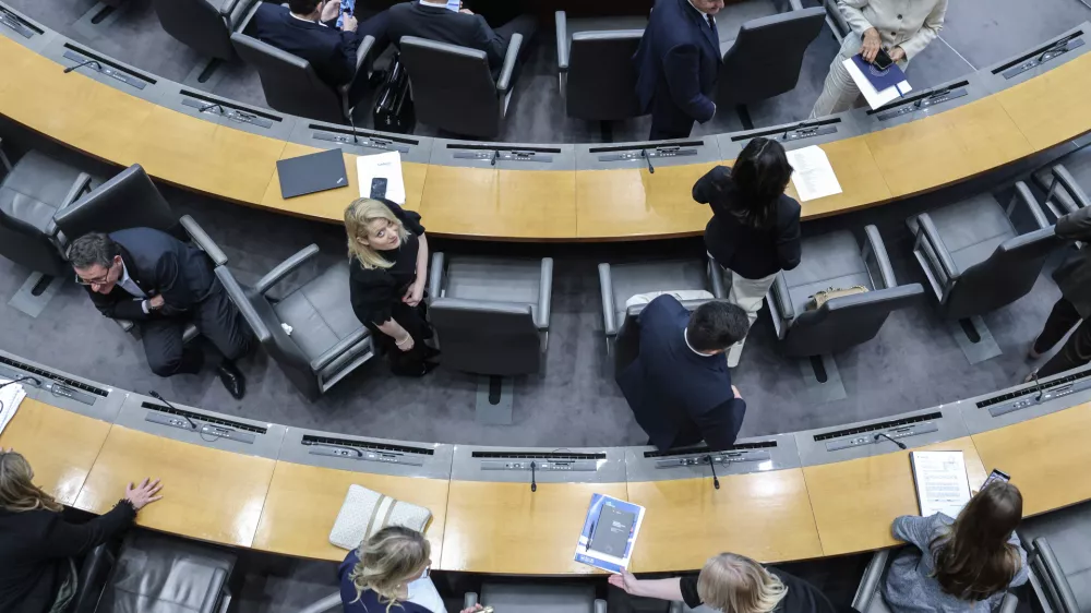 - 10.04.2026 - ustanovna seja novega sklica DZ, ki jo je sklicala predsednica republike Nata&scaron;a Pirc Musar; seja se je začela z imenovanjem predsednika in podpredsednika mandatno-volilne komisije, sledila je prekinitev, pol ure po prekinitvi pa se je začela seja mandatno-volilne komisije DZ za pripravo druge točke dnevnega reda; v nadaljevanju seje DZ so potrjevali mandate poslancem in volili predsednika DZ//FOTO: Jaka Gasar / Foto: Jaka Gasar