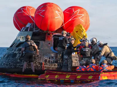 NASA Astronaut Reid Wiseman, Artemis II mission commander, exits the Orion crew module to join the three other crew in a raft, before transiting to the U.S. Navy ship USS John P. Murtha in the Pacific Ocean off the coast of California, U.S. April 10, 2026. NASA's Artemis II mission sent four astronauts on a flight around the moon in the Orion space capsule, which splashed down after the ten day journey. U.S. Navy/Mass Communication Specialist David Rowe/Handout via REUTERS THIS IMAGE HAS BEEN SUPPLIED BY A THIRD PARTY. THIS IMAGE WAS PROCESSED BY REUTERS TO ENHANCE QUALITY, AN UNPROCESSED VERSION HAS BEEN PROVIDED SEPARATELY.