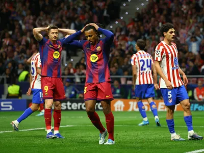 Soccer Football - UEFA Champions League - Quarter Final - Second Leg - Atletico Madrid v FC Barcelona - Riyadh Air Metropolitano, Madrid, Spain - April 14, 2026 FC Barcelona's Robert Lewandowski and Jules Kounde react after missing a chance to score REUTERS/Albert Gea