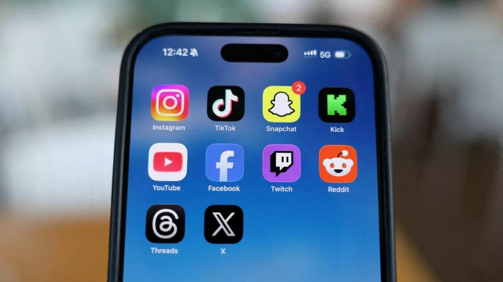 FILE PHOTO: Instagram, TikTok, Snapchat, Kick, YouTube, Facebook, Twitch, Reddit, Threads and X applications are displayed on a mobile phone ahead of new law banning social media for users under 16 in Australia, in this picture illustration taken on December 9, 2025. REUTERS/Hollie Adams/Illustration/File Photo