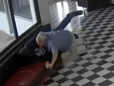 Ravnatelj Kirk Moore je skočil na strelca in preprečil masaker. 