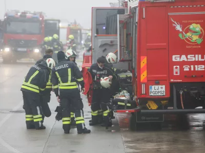 -14.12.2025. - Obsežen požar skladi&scaron;ča in logističnega centra SPAR Slovenija.- gasilci,//FOTO: Bojan Velikonja