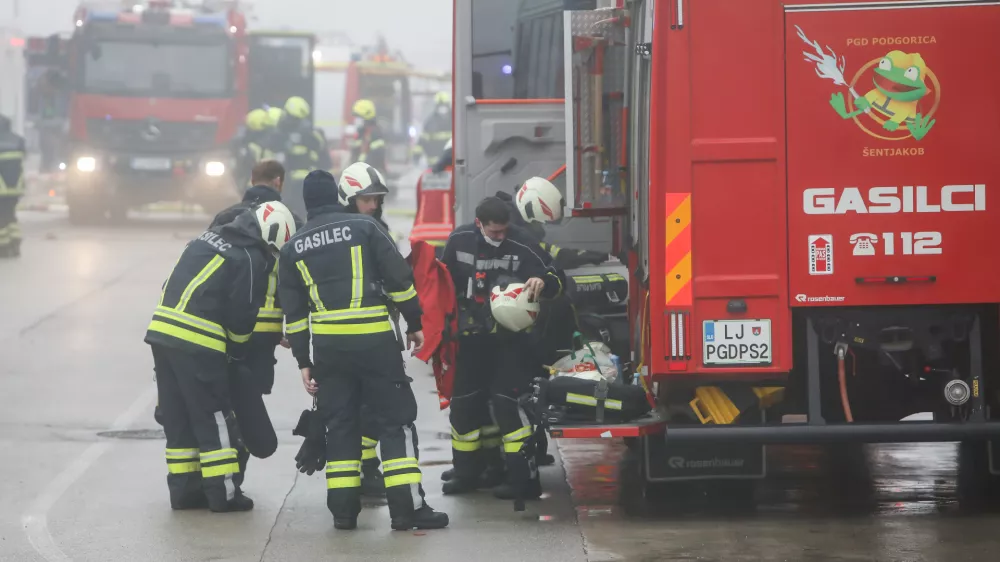 -14.12.2025. - Obsežen požar skladi&scaron;ča in logističnega centra SPAR Slovenija.- gasilci,//FOTO: Bojan Velikonja