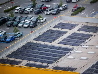 Ljubljana, BTC.Solarni paneli na strehi trgovskega centra v BTC.