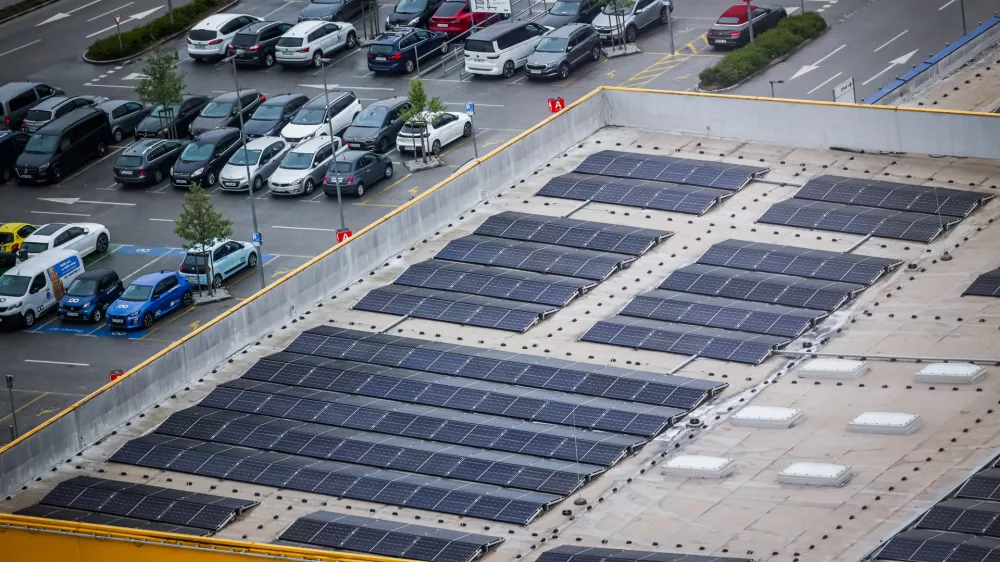 Ljubljana, BTC.Solarni paneli na strehi trgovskega centra v BTC.