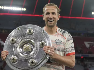 Bayern's Harry Kane poses with the championship shield after the German Bundesliga soccer match between FC Bayern Munich and Borussia Moenchengladbach in Munich, Germany, Saturday, May 10, 2025. (AP Photo/Matthias Schrader)