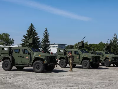 - lahko oklepno vozilo SV LKOV 4x4, proizvajalca Oshkosh Defense.- 05.06.2021 - Voja&scaron;nica Edvarda Peperka v Ljubljani - Slovenska vojska (SV) - predstavitev novih 38 lahkih kolesno oklepnih vozil LKOV 4x4 z integrirano oborožitveno postajo M153 Kongsberg. //FOTO: Bojan Velikonja