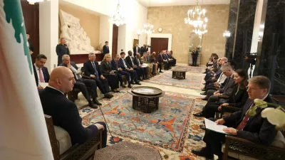 Libanonski predsednik Joseph Aooun je sprejel člane varnostnega sveta. 