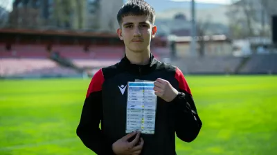 ZENICA, BOSNIA AND HERZEGOVINA - APRIL 7: Afan Cizmic, a 14-year-old ball boy and youth player of NK Celik who gained global attention after taking a note from Italy goalkeeper Gianluigi Donnarumma listing Bosnian penalty takers during a World Cup playoff match, poses on the pitch at Bilino Polje Stadium in Zenica, Bosnia and Herzegovina, on April 7, 2026. Denis Zuberi / AnadoluNo Use USA No use UK No use Canada No use France No use Japan No use Italy No use Australia No use Spain No use Belgium No use Korea No use South Africa No use Hong Kong No use New Zealand No use Turkey / Foto: Denis Zuberi