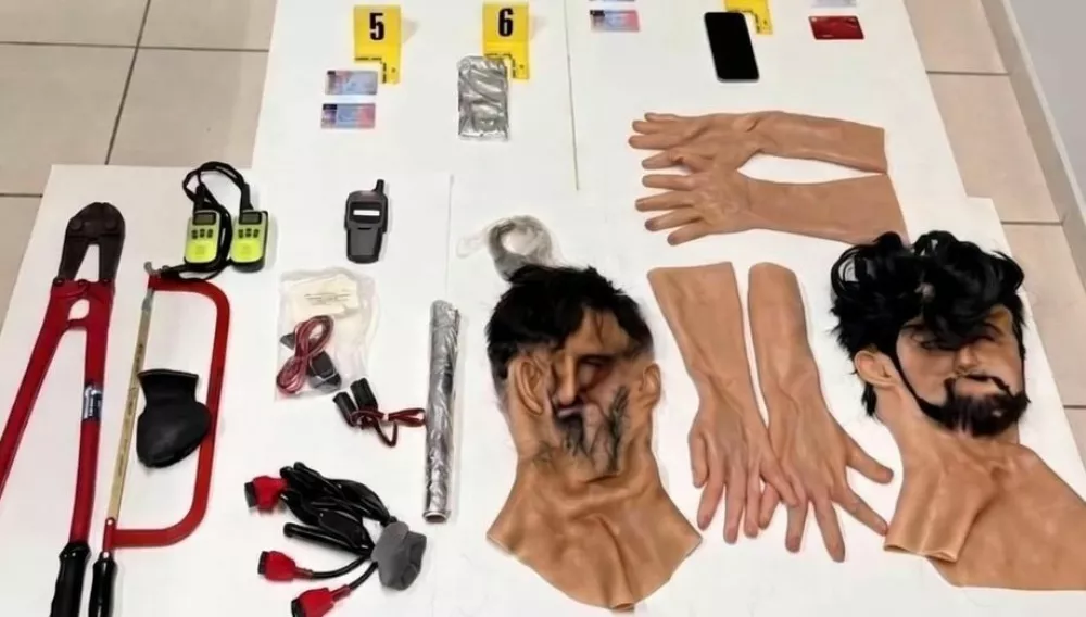 Pri v ponedeljek aretiranih srbskih državljanih so na&scaron;li pravi "roparski komplet", ki se ga ne bi branili niti v nobeni kriminalki. 