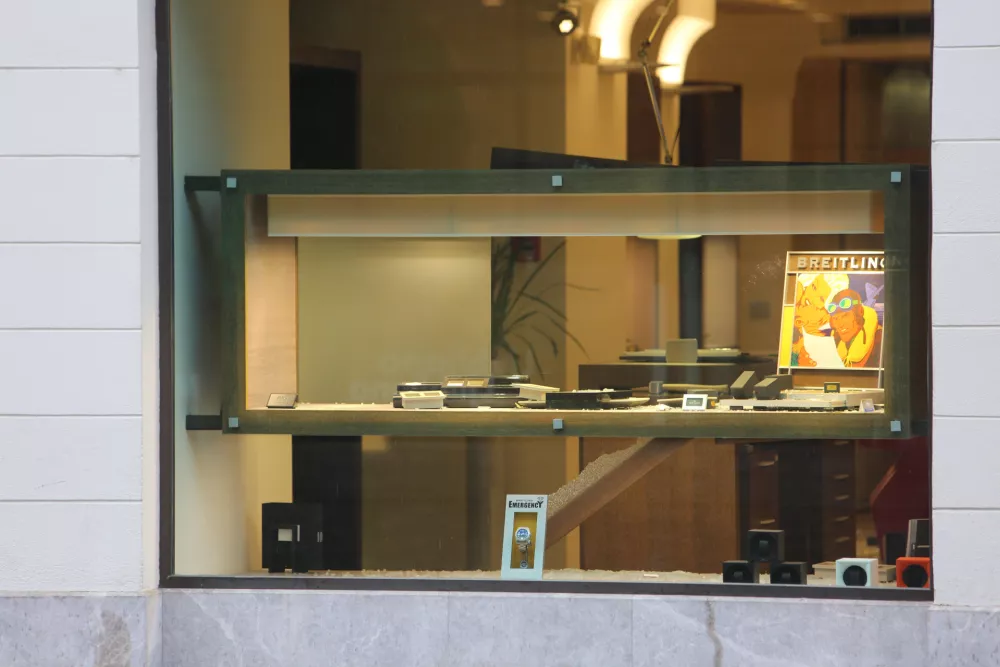 - Draguljarna Malalan - Mestni trg 21 -- 03.02.2016 - oborožen rop in streljanje v Ljubljani - najmanj dva storilca sta vstopila v zlatarno Malalan in v nogo ustrelila prodajalca. Po dejanju sta pobegnila po Ključavničarski ulici proti Ljubljanici.  ..//FOTO: Maja Marko