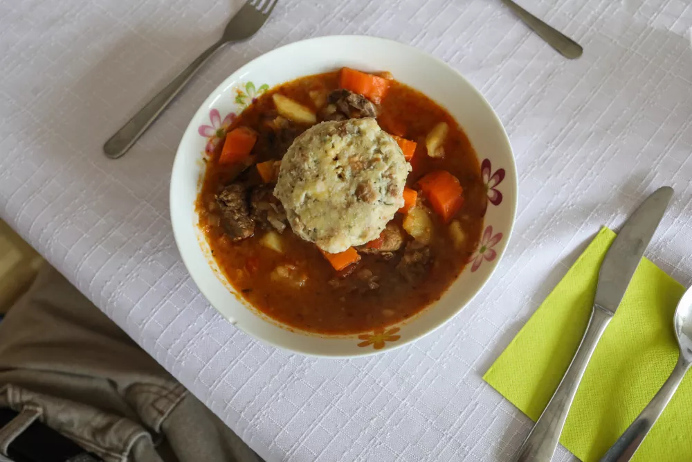 (REPORTAŽA) Za &scaron;tedilnikom spoznavajo tuje kulture in tradicije