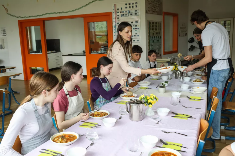 (REPORTAŽA) Za &scaron;tedilnikom spoznavajo tuje kulture in tradicije