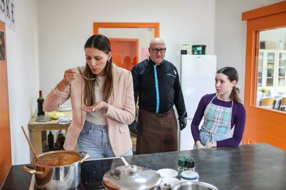 (REPORTAŽA) Za &scaron;tedilnikom spoznavajo tuje kulture in tradicije