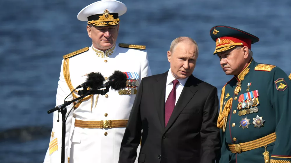 HANDOUT - 30 July 2023, Russia, Saint Petersburg: Russian President Vladimir Putin (C)&nbsp;stands with Russian Defence Minister Sergei Shoigu (R)&nbsp;and Russian Navy Admiral Nikolai Yevmenov during the Naval&nbsp;Parade marking the Russian Navy Day. Photo: -/Kremlin/dpa - ATTENTION: editorial use only and only if the credit mentioned above is referenced in full