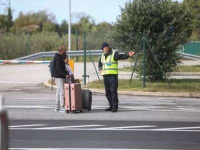 Zavrnjena državljana tretjih držav na mejnem prehodu Dragonja - prost prehod za državljane EU -- policija izvaja nadzor za&nbsp;državljane tretjih držav&nbsp;-&nbsp;- 2110.2023 &ndash; ponovni začasni nadzor na mejnih prehodih -&nbsp;uvedba deset dnevnega nadzora na mejah s Hrva&scaron;ko in Madžarsko -&nbsp;12 kontrolnih točk na hrva&scaron;ki in dve na madžarski meji -&nbsp;//FOTO: Bojan Velikonja