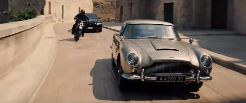 V zadnjem filmu o Jamesu Bondu Ni čas za smrt (No TIme to Die) so namesto originalov uporabili replike. / Foto: Imcdb