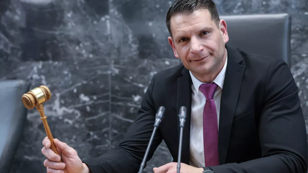 Novi predsednik DZ Zoran Stevanović, Resnica- 10.04.2026 - ustanovna seja novega sklica DZ, ki jo je sklicala predsednica republike Nata&scaron;a Pirc Musar; seja se je začela z imenovanjem predsednika in podpredsednika mandatno-volilne komisije, sledila je prekinitev, pol ure po prekinitvi pa se je začela seja mandatno-volilne komisije DZ za pripravo druge točke dnevnega reda; v nadaljevanju seje DZ so potrjevali mandate poslancem in volili predsednika DZ//FOTO: Jaka Gasar