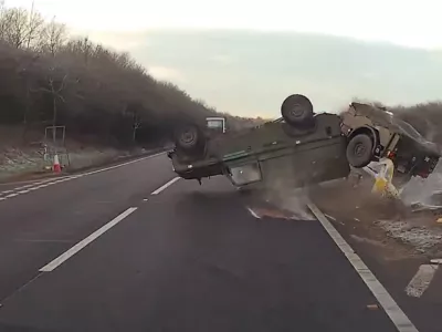 Trenutek, ko se je vozilo prevrnilo. / Foto: X/zajem Zaslona