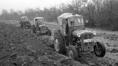 Leto 1963. Oranje njive, vsaka brazda pripoveduje zgodbo o trdem delu na polju. / Foto: Marjan Ciglič, Hrani: Muzej Novej&scaron;e In Sodobne Zgodovine Slovenije