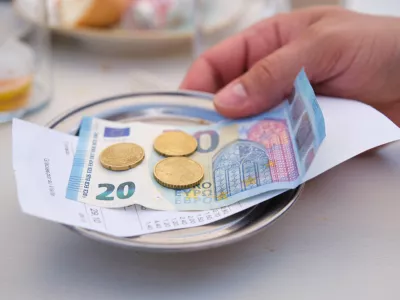 Ponekod se po novem denarja otepajo. / Foto: Istock