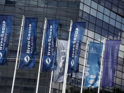 GEN-I, Modra zavarovalnica, Kapitalska družba- - poslovna stavba Hypo Alpe Adria Bank, Stekleni dvor - Dunajska cesta 117, stavba  //FOTO: Luka Cjuha