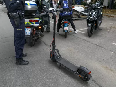 11.7.2025 - policija, nadzor prometa, lahka motorna vozila, skuter, moped, varnost v prometru, skiroFoto: Luka Cjuha