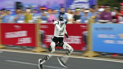 Robot med tekom na maratonu v Pekingu. / Foto: Profimedia