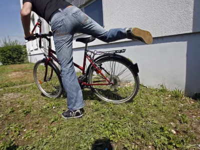 vandalizem - objestnost - uničevanje tuje lastnine - kraja koles - tatvina - kolo - 24.07.2014 - POLICIJA - prikaz pomanjkljivosti samoza&scaron;čitnega ravnanja, ki so najpogostej&scaron;i vzrok za premoženjska kazniva dejanja povezana z vlomi v vozila in tatvine vozil//FOTO: Bojan Velikonja