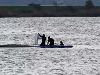 The stranded humpback whale off the island of Poel is covered with cloths by helpers to protect it from the sun and dehydration. A new rescue attempt is to be made for the humpback whale stranded near Wismar. The concept is to be implemented by a private initiative.