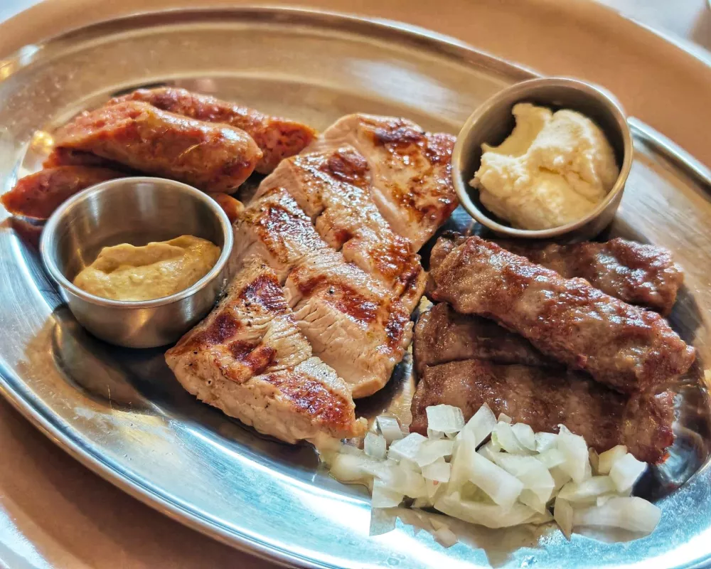 Tris čevapčičev, ve&scaron;alice in hi&scaron;ne klobasice. Restavracija Union Bled