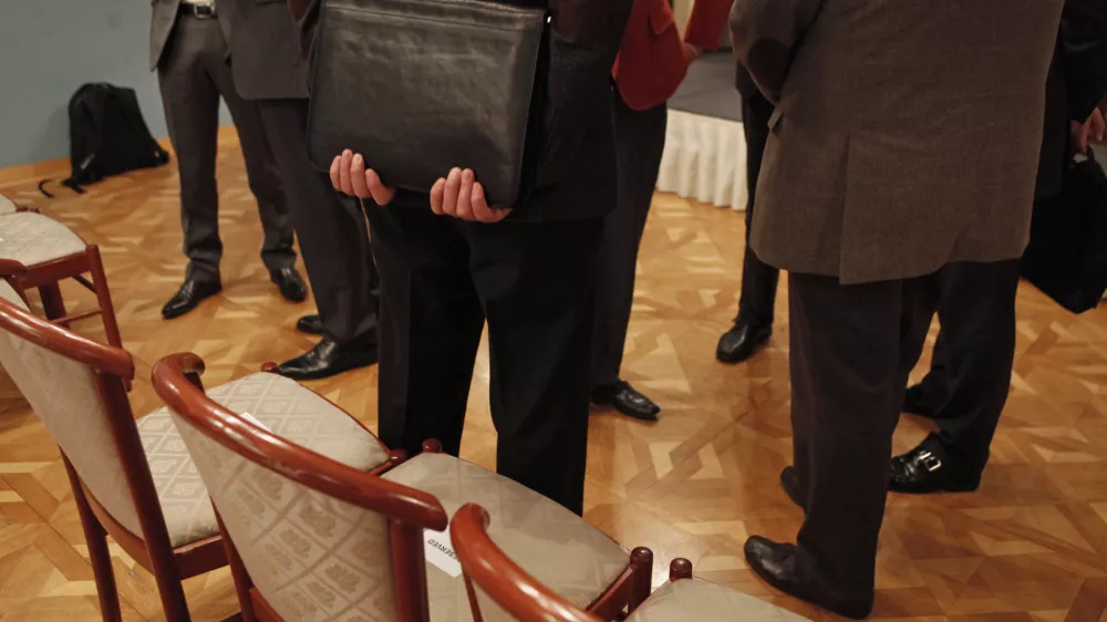 - Ilustrativna fotografija, poslovnež, sestanek, diplomacija - korupcija - okrogla miza o prihodnosti območja evra, ki jo organizira Evro-atlantski svet Slovenije v sodelovanju s Friedrich Ebert Stiftung - Zagreb in Slovenskim dru&scaron;tvom za mednarodne odnose/FOTO: Luka Cjuha / Foto: Luka Cjuha