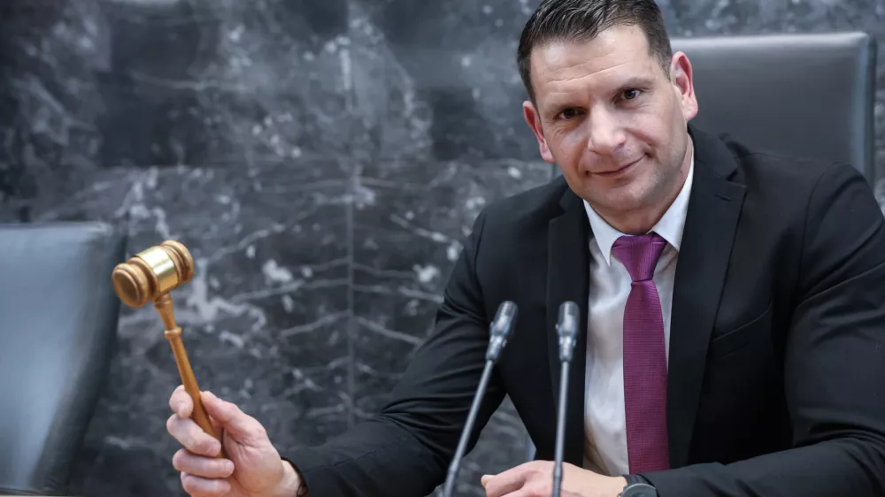 Novi predsednik DZ Zoran Stevanović, Resnica- 10.04.2026 - ustanovna seja novega sklica DZ, ki jo je sklicala predsednica republike Nata&scaron;a Pirc Musar; seja se je začela z imenovanjem predsednika in podpredsednika mandatno-volilne komisije, sledila je prekinitev, pol ure po prekinitvi pa se je začela seja mandatno-volilne komisije DZ za pripravo druge točke dnevnega reda; v nadaljevanju seje DZ so potrjevali mandate poslancem in volili predsednika DZ//FOTO: Jaka Gasar