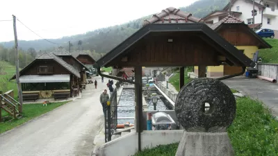 Potok Mlin&scaron;čica, ki izteka iz rožnodolskega bajerja, napaja korita z ribami kmetije Mlinar