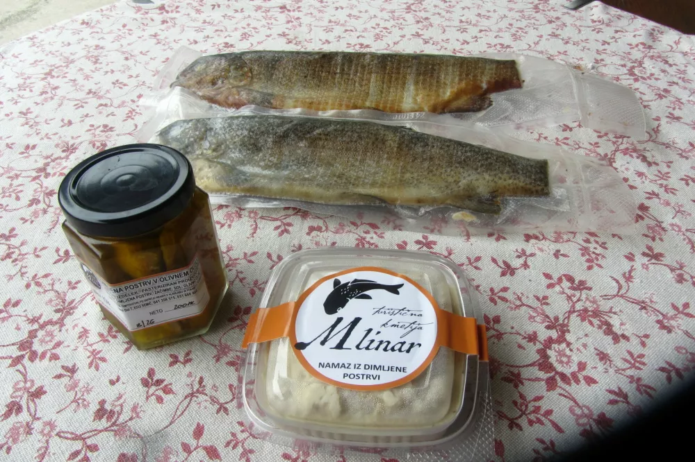 Kulinarični spominek za seboj: vakumsko pakirane dimljene postrvi ter dimljene postrvi v olivnem olju in v namazu.