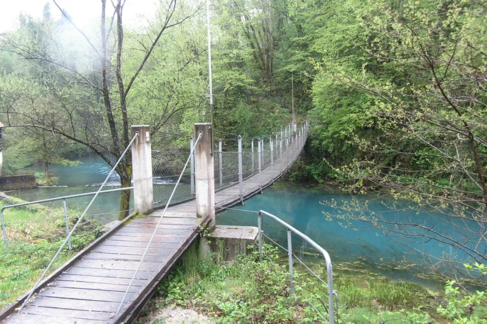 Most preko 2,5 km dolge reke Krupe povezuje njen izvir s kra&scaron;ko jamo Judovska hi&scaron;a ter plemeniti čudovito sprehajalno pot. Jama leži za Moverno vasjo in pripoveduje zgodbo prve paleolitske poselitve v Beli krajini.