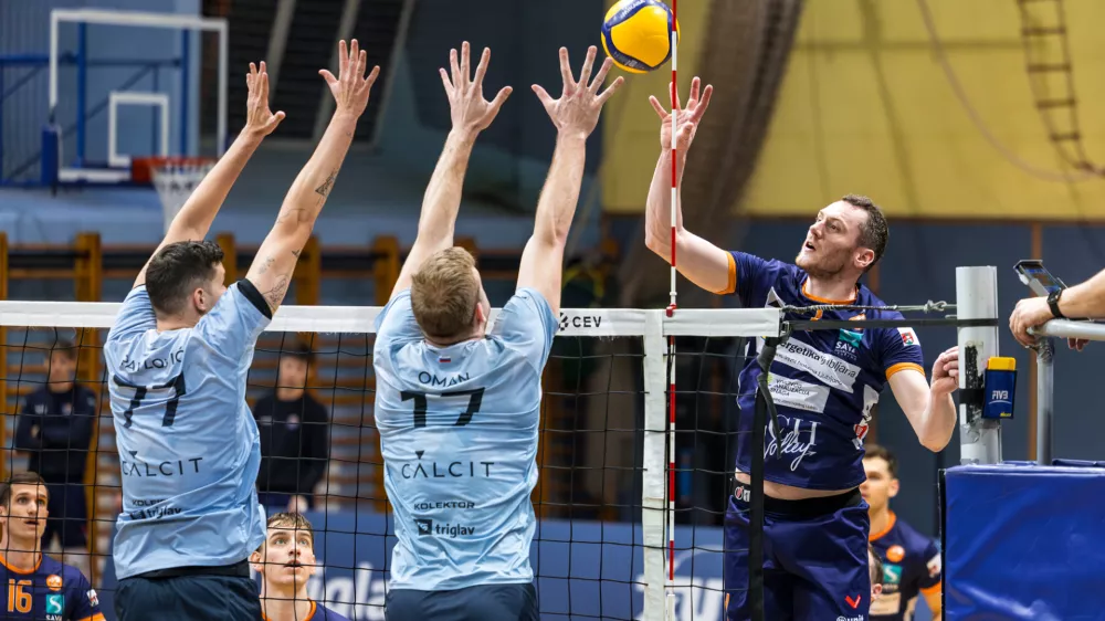 Tonček &Scaron;tern (v temnej&scaron;i &scaron;portni oprav) je tudi v finalu državnega prvenstva najbolj učinkovit igralec. 