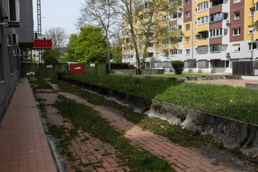 Nevarna ljubljanska plo&scaron;čad, ki je občina ne bo obnovila