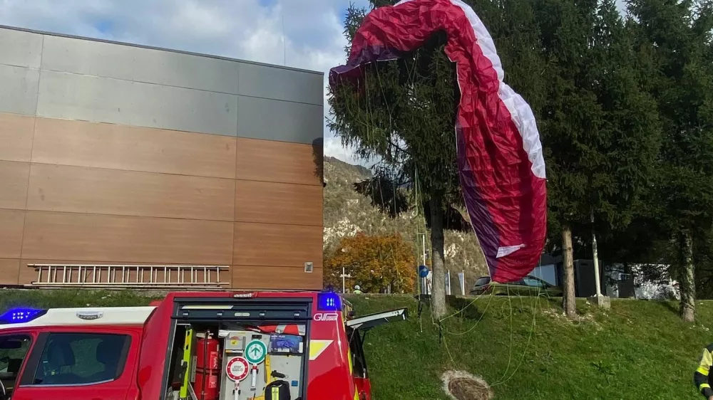 (VIDEO) Za jadralne padalce je pristanek na drevesu sreča v nesreči